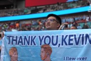 拿着德布鲁恩海报的球迷当场：我跨过数千英里来见你 你能给我你的球衣吗？