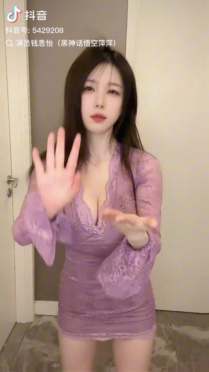 黑色神话美女Qian Siyi发布了一个热舞视频：紧身的小母亲的裙子 一眼就有暴力的身材！